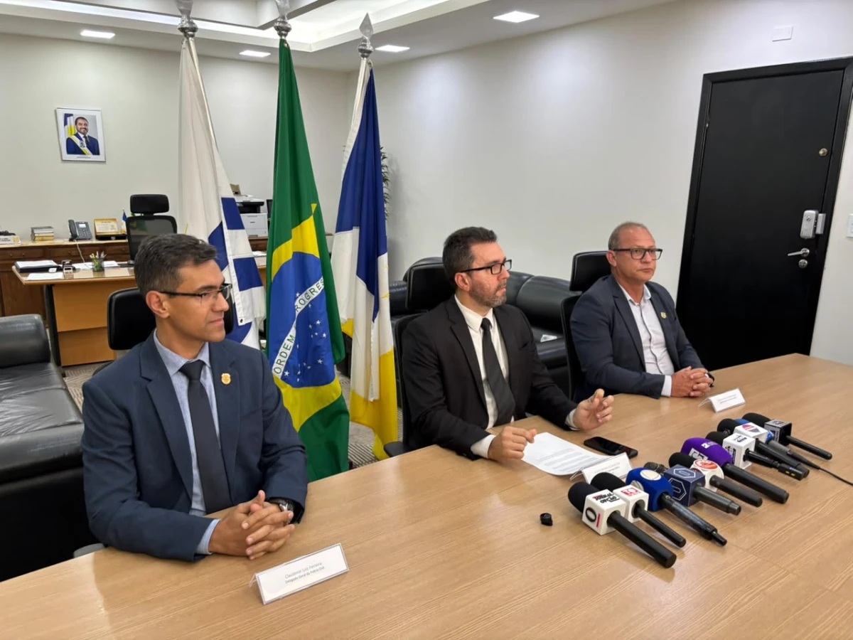 imagem da noticiaEm Coletiva, Secretário da SSP Luciano Barbosa anuncia investigação sobre possível vazamento de laudo do IML